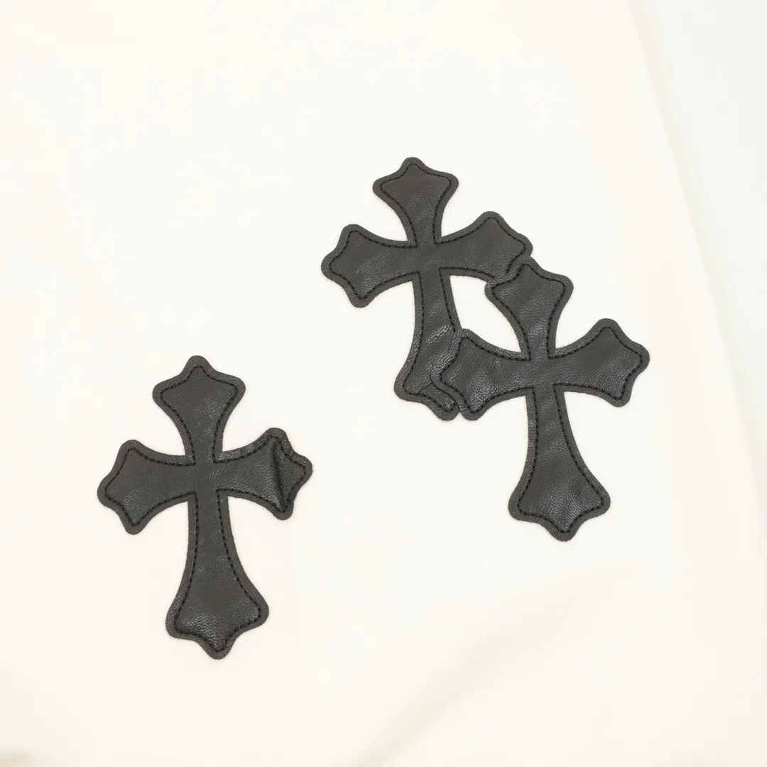 🅿️500 Chrome Hearts/Chrome Hearts 25Fw leather label cross patch embroidered round neck sweatshirt CH24 autumn and winter new leather cross flower cluster sweatshirt, Chrome Hearts has the religious spirit of the Middle Ages, so the cross pattern is indispensable. The cross pattern sewn with the three-dimensional leather label is spread all over the body. The overall clothing is matched with the same color leather label, which looks simple and elegant, and adds a sense of class, which can satisfy the cool style of fashionistas who pursue low-key luxury. 430 grams of 100% cotton terry, no gender restrictions, authentic grade! Color: black, white Size: XS-L